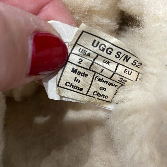 UGG moccasins, little girl's size 2, in fuchsia with shearling lining. - Picture 8 of 8